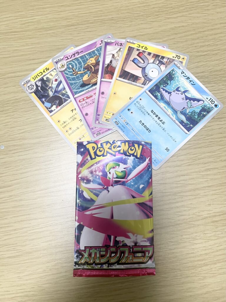 日本トレカセンターから届いたカードと未開封パック(筆者撮影)